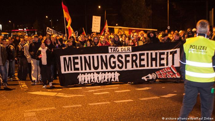 به گفته پلیس آلمان، حدود ۹۵۰ نفر در تظاهرات روز دوشنبه ۲۴ نوامبر علیه ایجاد اقامتگاه برای پناهجویان در محله ماتسان برلین شرکت کردند. روی پلاکارد نوشته شده: روز آزادی بیان