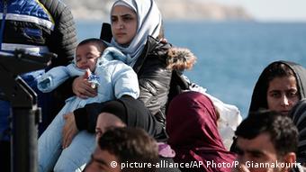 (...) Για να βοηθήσουμε την Ελλάδα και την Ισπανία, θα πρέπει να σκεφτούμε πως μπορούν να συνεργαστούν εκείνες οι χώρες που θέλουν να δεχθούν πρόσφυγες (...)