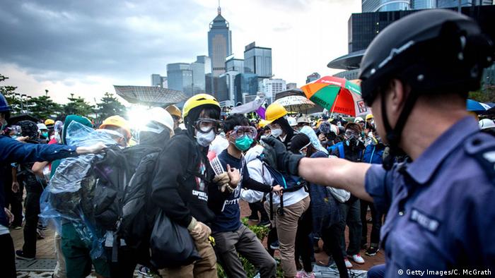 Polizei geht gewaltsam gegen Demonstranten in Hongkong vor 01.12.2014