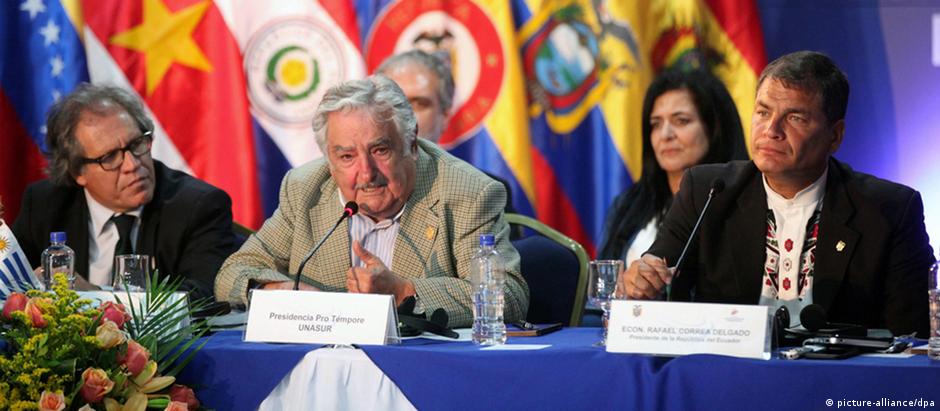 Presidente do Uruguai, José Mujica, e o chefe de Estado anfitrião, Rafael Correa, durante a reunião em Quito