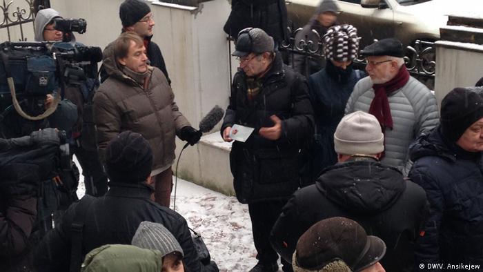 Арсений Рогинский рассказывает журналистам о проекте Последний адрес
