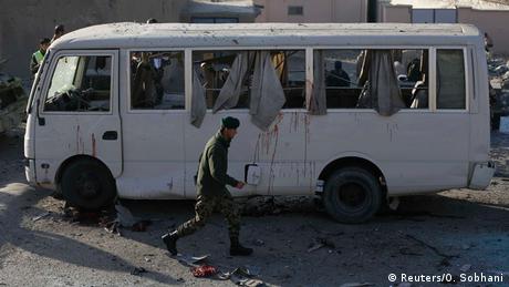 مقتل ستة جنود أفغان في تفجير انتحاري قرب كابول   أخبار   DW.DE   11.12.2014