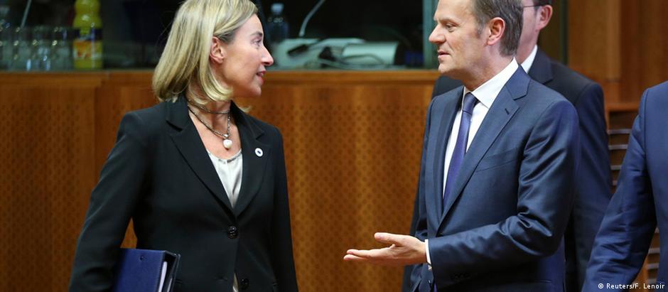 Federica Mogherini (esq.) e Donald Tusk em Bruxelas