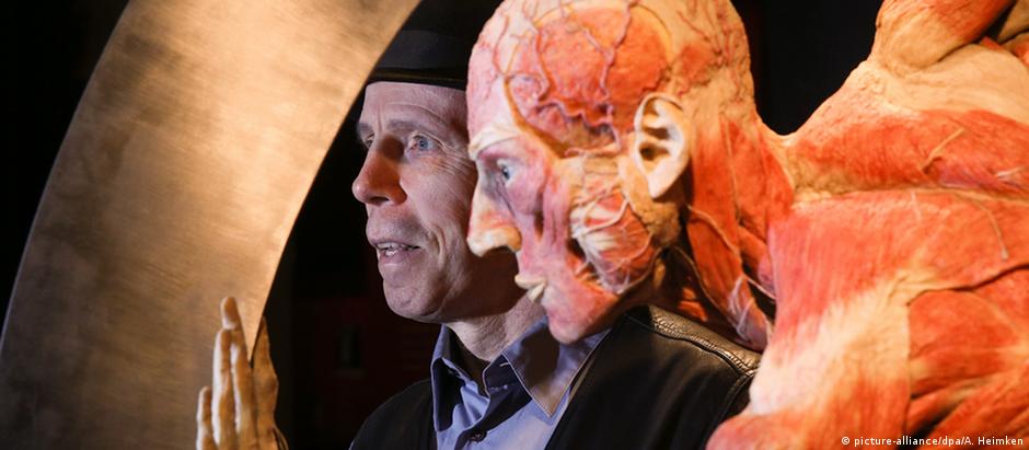Anatomista Gunther von Hagens ao lado de um corpo "plastinado"