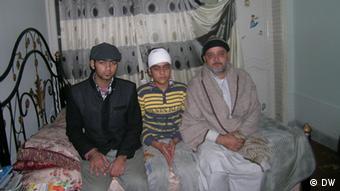 Baqar Ali with his father and brother
(Photo: Faridullah Khan/DW)