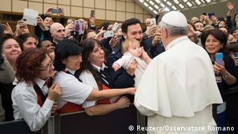 O Πάπας δέχεται για τα Χριστούγεννα τους εργαζομένους στο Βατικανό