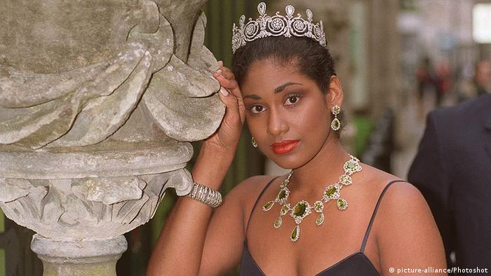 لیزا هانا در سال ۱۹۹۳ ابتدا موفق به کسب عنوان ملکه زیبایی جامائیکا و سپس دختر شایسته جهان در آن سال شد