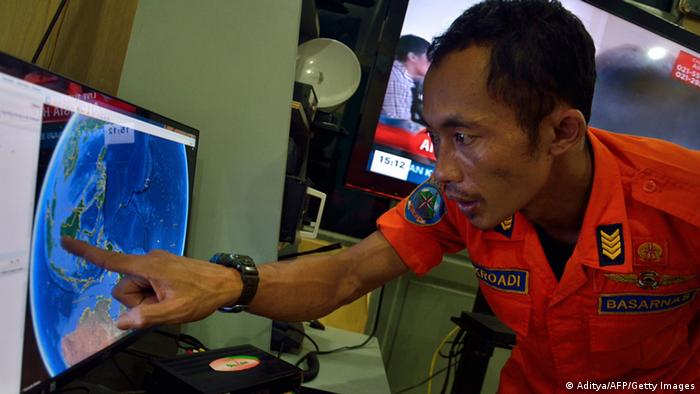 Indonesia resumes search for AirAsia plane | News | DW.DE | 29.12.2014