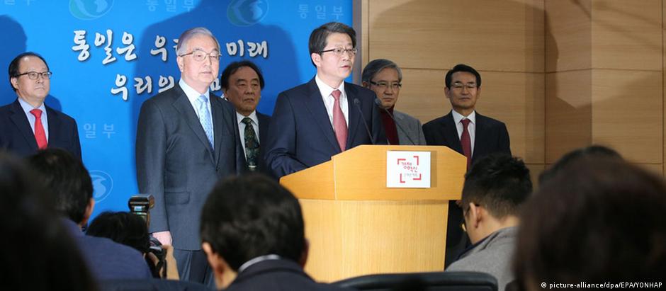 Ministro Ryoo Kihl-jae anuncia proposta em coletiva de imprensa