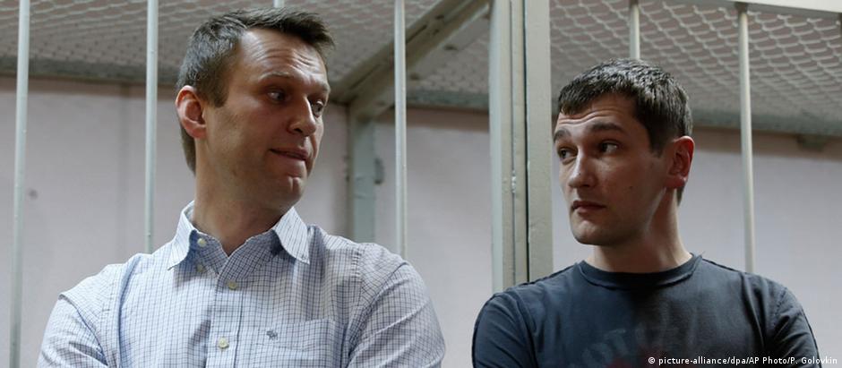 Alexei e Oleg Navalny no tribunal