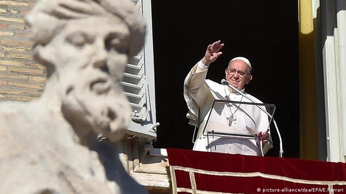 Photo Reporting: Pope Francis calls for peace, end to slavery in 2015