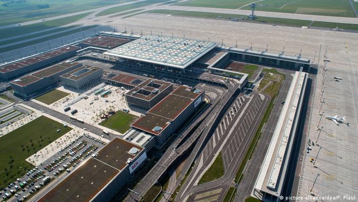 Вид с воздуха недостроенного нового берлинского аэропорта BER