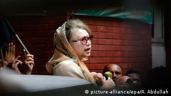 Bangladesh Nationalist Party (BNP) leader and former Prime Minister Khaleda Zia speaks to journalists from inside her office after police put barricades around Zia's private offices in the capital and kept the two main entrances shut, in Dhaka, Bangladesh, 05 January 2015 (Photo: EPA/ABIR ABDULLAH)