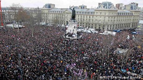 Teilnehmer des Republikanischen Marsches auf der Place de la République (Foto: dpa)