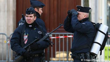 Polizisten sichern den Trauermarsch in Paris (Foto: Getty)