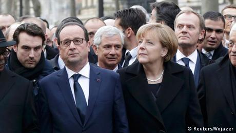 Hollande und Merkel an der Spitze des Marsches (Foto: dpa)