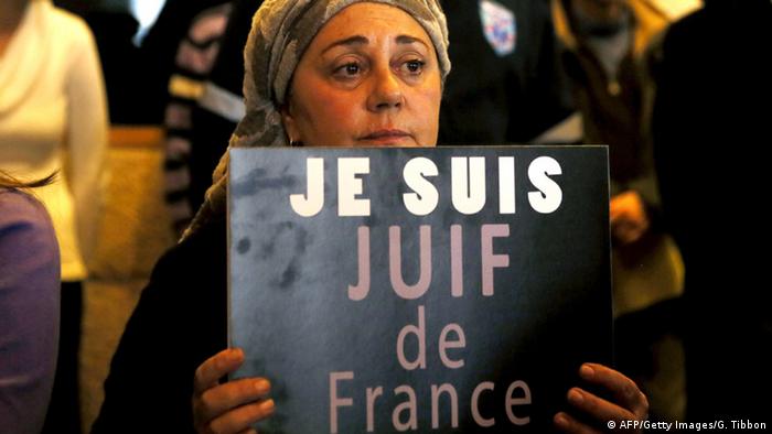 Soy judío de Francia, reza la pancarta. 
