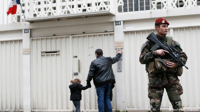 از مدارس یهودیان در فرانسه از زمان حمله‌های تروریستی سه هفته پیش در این کشور به شدت حفاظت می‌شود 