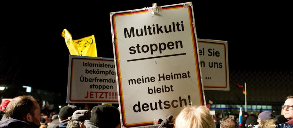 Cartaz durante protesto do Pegida: "Parem com o multiculturalismo. Meu pas permanece alemo"