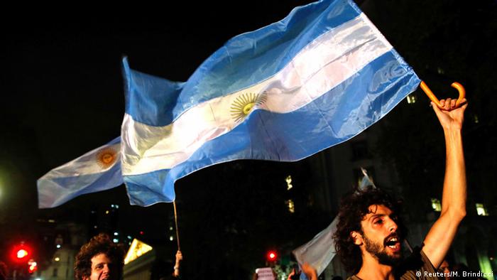 Argentina: Analistas veem frustração com a democracia