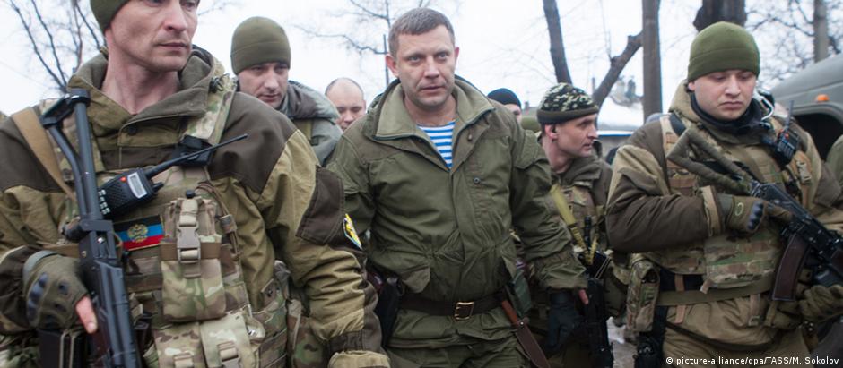 "Vamos avançar até a fronteira da província de Donetsk", garantiu o líder rebelde Alexander Zakharchenko (c)