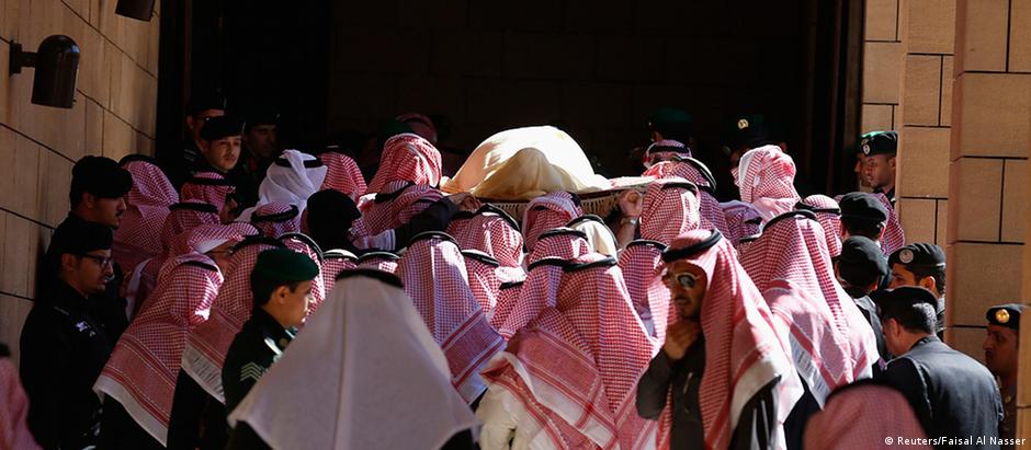 Corpo de rei Abdullah foi enterrado na sexta-feira