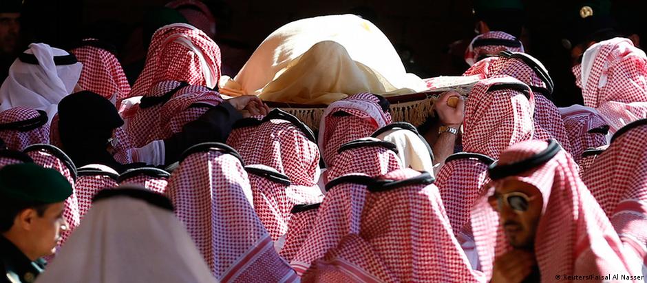Cortejo com o corpo do rei Abddullah chega a mesquita em Riad