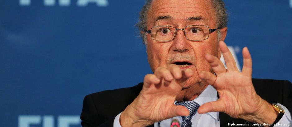 Blatter concorre ao quinto mandato de presidente da Fifa. Ele é o favorito na disputa