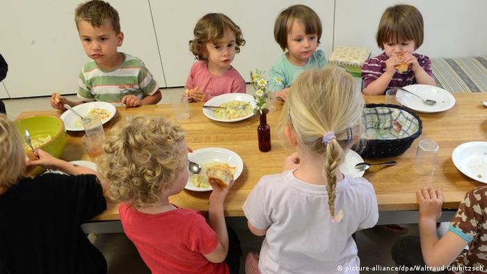 Buchkindergarten in Leipzig Kinder beim Mittagessen Kita Kindergarten 