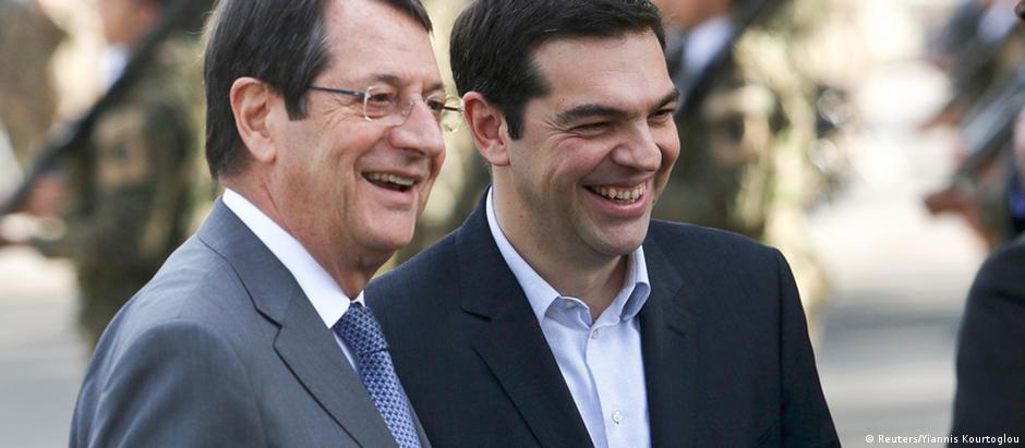 Tsipras com o presidente do Chipre, Nicos Anastasiades, em Nicósia