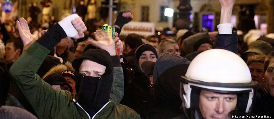Manifestantes do Pegida foram isolados pela polícia para evitar confrontos violentos em Viena