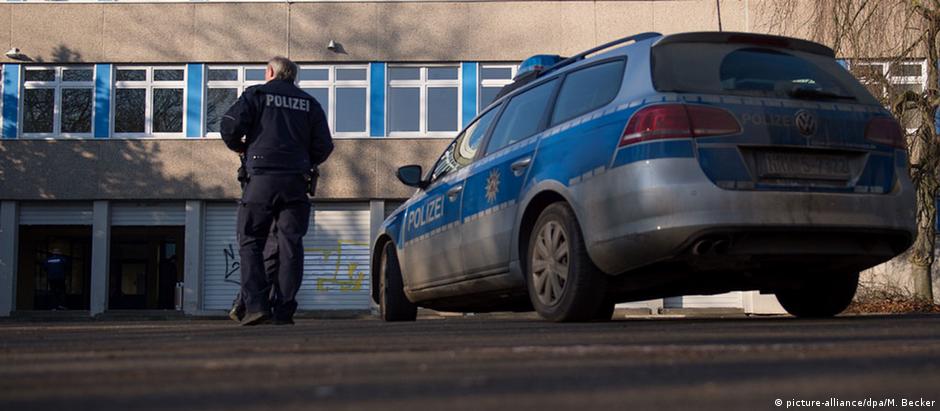 Policiais patrulham centro de requerentes de asilo em Dortmund