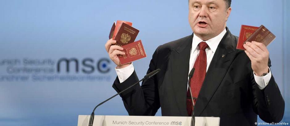 Durante Conferência de Segurança em Munique, presidente da Ucrânia, Petro Poroshenko, mostra passaportes de soldados russos que teriam sido recolhidos em território ucraniano