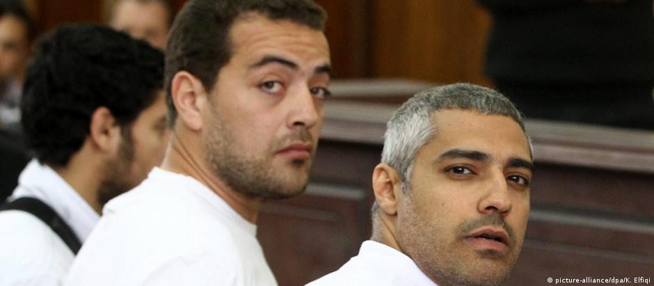 Baher Mohamed (e) e Mohamed Fahmy (d) foram soltos nesta quinta-feira por decisão de um tribunal egícpio
