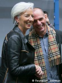 Глава МВФ Кристин Лагард и министр финансов Греции Янис Варуфакис улыбаются