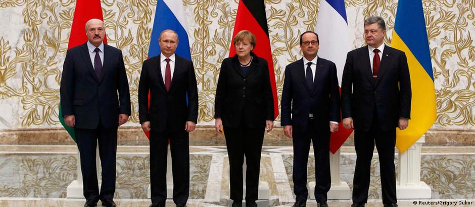 Da esq. para a dir.: Alexander Lukashenko, presidente de Belarus, Putin, Merkel, Hollande e Poroshenko, em Minsk