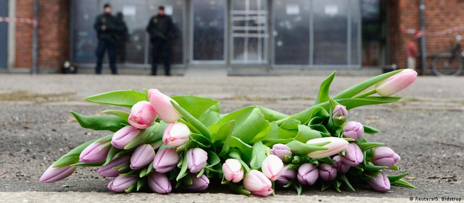 Flores foram colocados em frente ao centro cultural onde aconteceu o primeiro ataque, em 14 de fevereiro