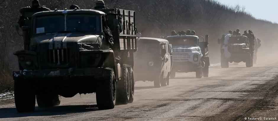 Soldados ucranianos deixam Debaltsevo, após avanço das forças separatistas