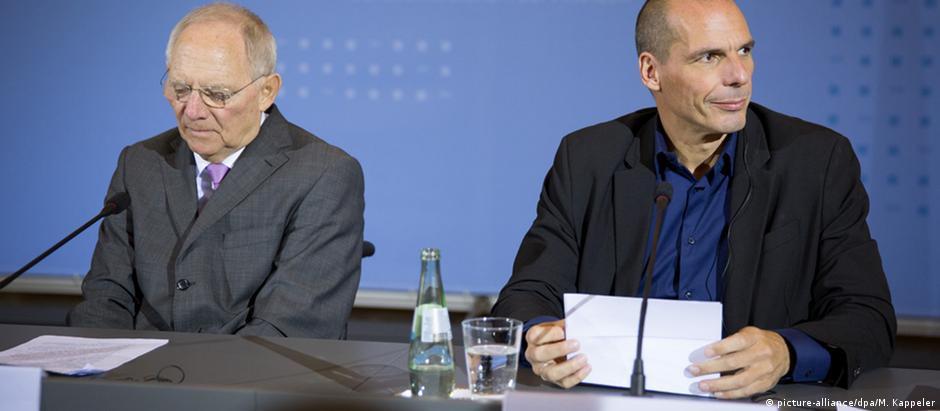 Ministros das Finanças Wolfgang Schäuble (esq.) e Yanis Varoufakis