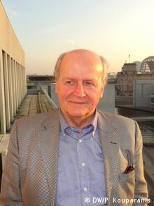 O Nτίτερ Κλεμ υπηρέτησε ως πολιτιστικός ακόλουθος στη γερμανική πρεσβεία της Αθήνας τη δεκαετία του 1980