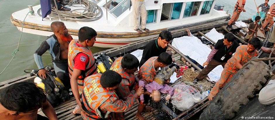 Ao menos 50 pessoas foram resgatadas com vida após acidente no rio Padma, dizem autoridades