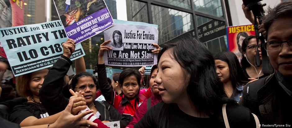 A indonésia Erwiana Sulistyaningsih (c) acompanhou leitura de sentença contra ex-patroa em tribunal de Hong Kong