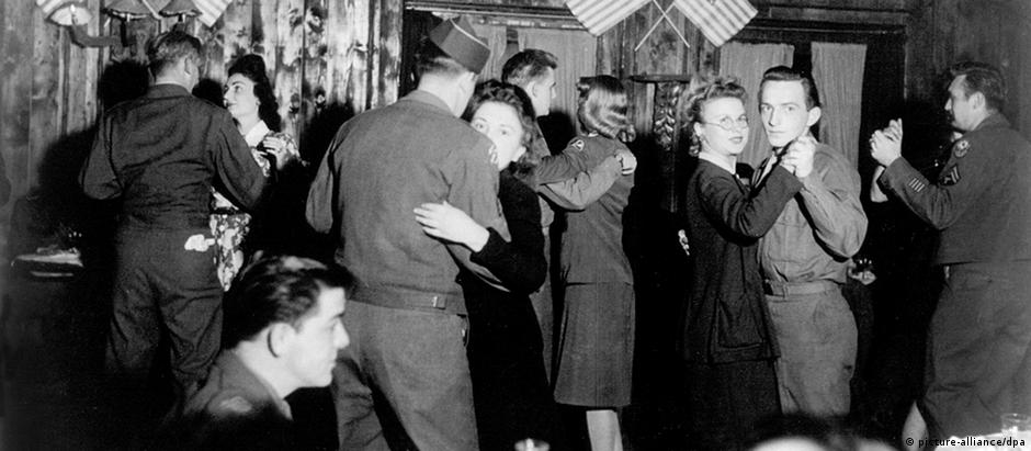 Alemãs dançam com soldados americanos no pós-guerra