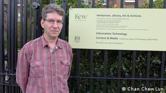 André Schuiteman vor einem Schild des Kew (Foto: Chan Chew Lun)André Schuiteman 