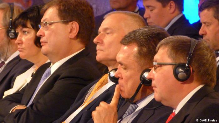 Из Киева в Вену приехали лишь несколько вчерашних, таких как советник Януковича по экономическим вопросам Ирина Акимова (слева), экс-глава МИД Константин Грищенко (второй слева) и бывший вице-премьер Владимир Семиноженко (второй справа)