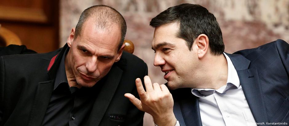 Ministro grego de Finanças, Yanis Varoufakis (e), e primeiro-ministro Alexis Tsipras
