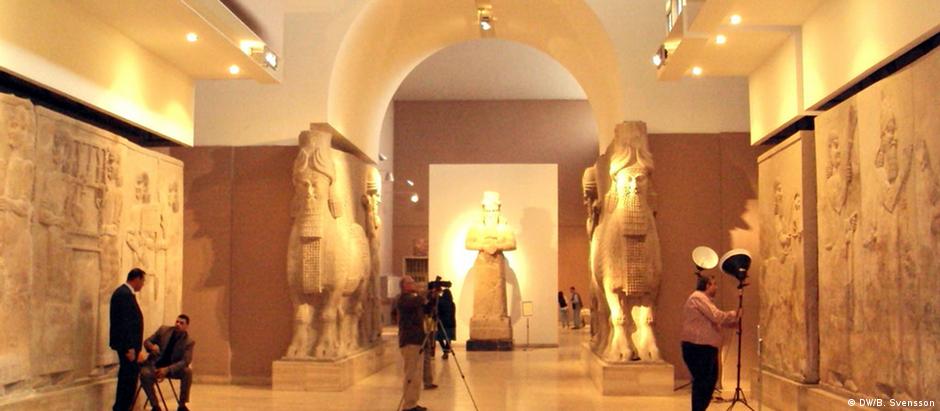 Vista interna da sala assria do Museu Nacional do Iraque