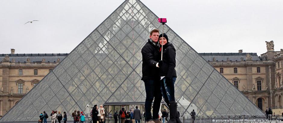 Pau de selfie no Museu do Louvre, em Paris, só do lado de fora