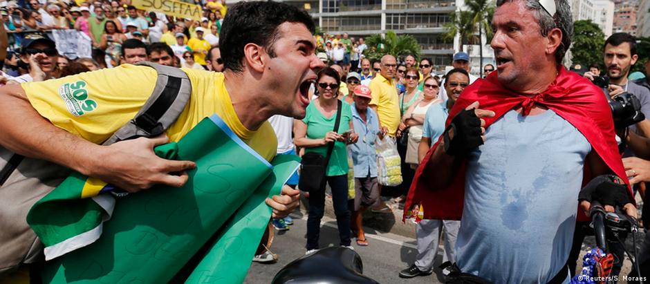 Manifestantes contra e a favor do governo se encontram em Copacabana, no Rio de Janeiro