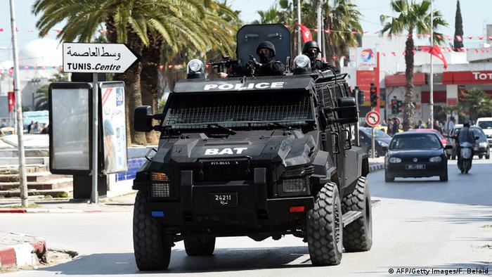 Tunesische Sicherheitskräfte auf Patrouille in Tunis (Foto: AFP)